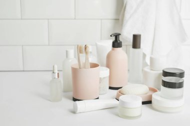 Banyo aksesuarları. Soyunma masası. Kozmetik ve hijyen ürünleri. Spa ve güzellik salonu. Diş fırçası, sabun, krema kapları..