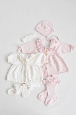 Örgü elbise, çocuk kıyafetleri ve örgü için aksesuarlar. Dikiş ve örgü. Hobiler ve yaratıcılık. Çocuklar için örgü. El yapımı. Hobiler ve yaratıcılık.