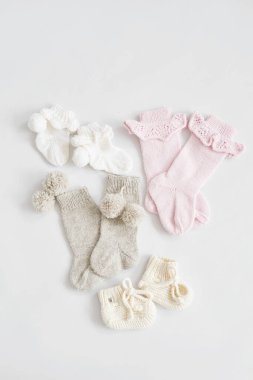 Örgü çoraplar, çocuk giysileri ve örgü için aksesuarlar. Dikiş ve örgü. Hobiler ve yaratıcılık. Çocuklar için örgü. El yapımı. Hobiler ve yaratıcılık.