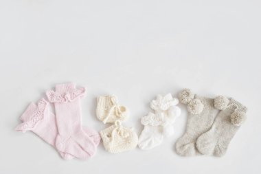 Örgü çoraplar, çocuk giysileri ve örgü için aksesuarlar. Dikiş ve örgü. Hobiler ve yaratıcılık. Çocuklar için örgü. El yapımı. Hobiler ve yaratıcılık.