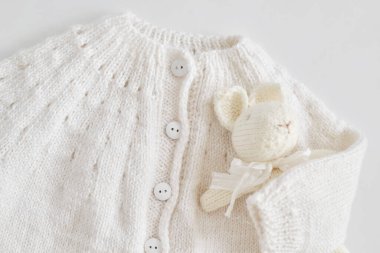 Örgü süveter ve kazak, çocuk kıyafetleri ve örgü için aksesuarlar. Dikiş ve örgü. Hobiler ve yaratıcılık. Çocuklar için örgü. El yapımı. Hobiler ve yaratıcılık.