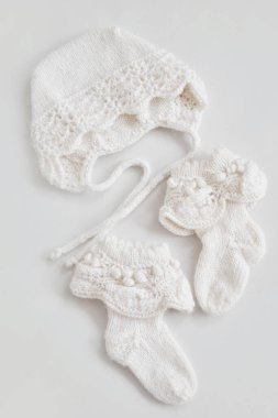 Örgü çoraplar ve şapkalar. Örgü örmek için çocuk kıyafetleri ve aksesuarlar örüyordu. Dikiş ve örgü. Hobiler ve yaratıcılık. Çocuklar için örgü. El yapımı. Hobiler ve yaratıcılık.