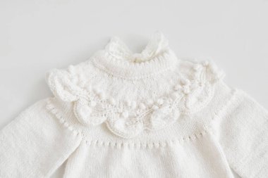 Örgü örmek için çocuk kıyafetleri ve aksesuarlar örüyordu. Dikiş ve örgü. Hobiler ve yaratıcılık. Çocuklar için örgü. El yapımı. Hobiler ve yaratıcılık.