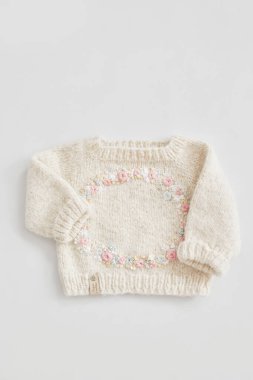 Örgü süveter ve kazak, çocuk kıyafetleri ve örgü için aksesuarlar. Dikiş ve örgü. Hobiler ve yaratıcılık. Çocuklar için örgü. El yapımı. Hobiler ve yaratıcılık.