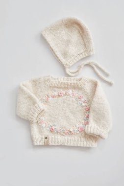 Örgü süveter ve kazak, çocuk kıyafetleri ve örgü için aksesuarlar. Dikiş ve örgü. Hobiler ve yaratıcılık. Çocuklar için örgü. El yapımı. Hobiler ve yaratıcılık.