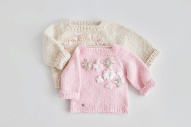 Örgü süveter ve kazak, çocuk kıyafetleri ve örgü için aksesuarlar. Dikiş ve örgü. Hobiler ve yaratıcılık. Çocuklar için örgü. El yapımı. Hobiler ve yaratıcılık.