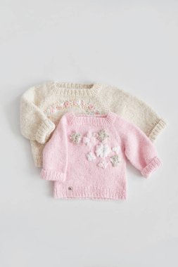 Örgü süveter ve kazak, çocuk kıyafetleri ve örgü için aksesuarlar. Dikiş ve örgü. Hobiler ve yaratıcılık. Çocuklar için örgü. El yapımı. Hobiler ve yaratıcılık.