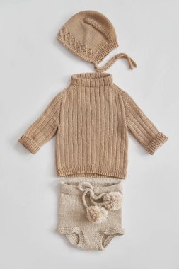 Örgü süveter ve kazak, çocuk kıyafetleri ve örgü için aksesuarlar. Dikiş ve örgü. Hobiler ve yaratıcılık. Çocuklar için örgü. El yapımı. Hobiler ve yaratıcılık.