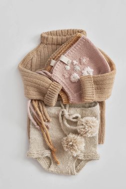 Örgü süveter ve kazak, çocuk kıyafetleri ve örgü için aksesuarlar. Dikiş ve örgü. Hobiler ve yaratıcılık. Çocuklar için örgü. El yapımı. Hobiler ve yaratıcılık.