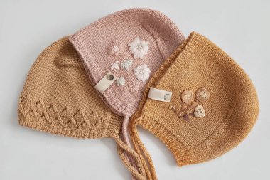 Örgü şapka, çocuk kıyafetleri ve örgü için aksesuarlar. Dikiş ve örgü. Hobiler ve yaratıcılık. Çocuklar için örgü. El yapımı. Hobiler ve yaratıcılık.