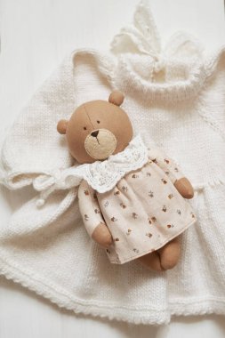 Örgü örmek için çocuk kıyafetleri ve aksesuarlar örüyordu. Dikiş ve örgü. Hobiler ve yaratıcılık. Çocuklar için örgü. El yapımı. Hobiler ve yaratıcılık.