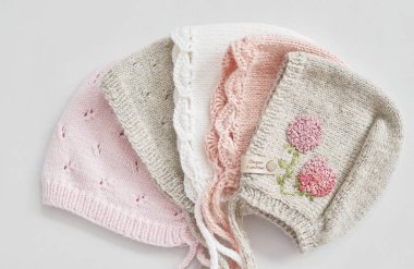 Örgü şapka, çocuk kıyafetleri ve örgü için aksesuarlar. Dikiş ve örgü. Hobiler ve yaratıcılık. Çocuklar için örgü. El yapımı. Hobiler ve yaratıcılık.