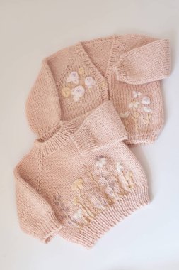 Örgü örmek için çocuk kıyafetleri ve aksesuarlar örüyordu. Dikiş ve örgü. Hobiler ve yaratıcılık. Çocuklar için örgü. El yapımı. Hobiler ve yaratıcılık. Nakışlı süveter..