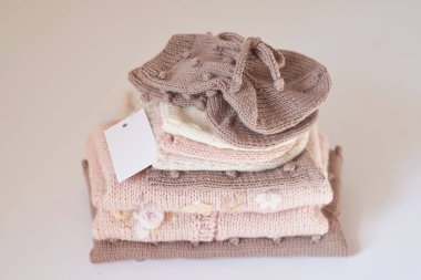 Örgü örmek için çocuk kıyafetleri ve aksesuarlar örüyordu. Dikiş ve örgü. Hobiler ve yaratıcılık. Çocuklar için örgü. El yapımı. Hobiler ve yaratıcılık. Nakışlı süveter..