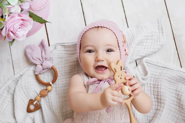 Menina Bebê Chapéu Flor Cesta Vime Com Chocalho Madeira Cartão — Fotografia de Stock