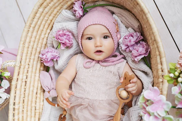 Bébé Fille Chapeau Fleur Dans Panier Osier Avec Hochet Bois — Photo