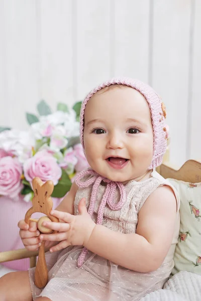 Menina Chapéu Com Brinquedos Madeira Cartão Postal Dia Mãe Páscoa — Fotografia de Stock