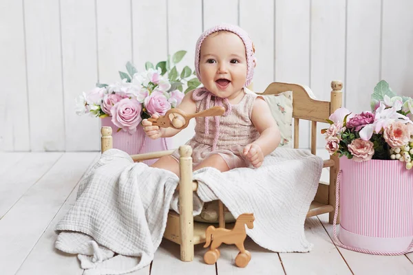 Kislány Kalapban Fából Készült Játékokkal Képeslap Anyák Napja Húsvét Gyermekvédelmi — Stock Fotó