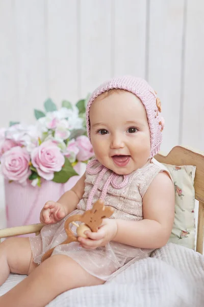 Bébé Fille Chapeau Avec Des Jouets Bois Carte Postale Fête — Photo