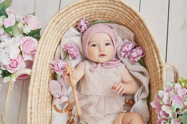 Menina Bebê Chapéu Flor Cesta Vime Com Chocalho Madeira Cartão — Fotografia de Stock