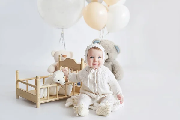 Yeni Yürümeye Başlayan Çocuğun Doğum Günü Balonlu Oyuncaklı Çocuk Doğum — Stok fotoğraf