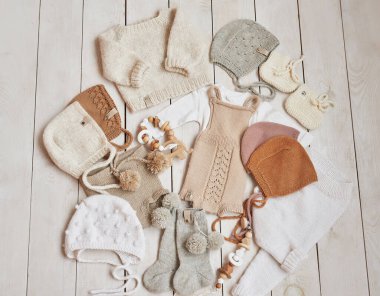 Çocuk kıyafetleri örüyor. Dikiş ve el yapımı. Örgü örme, yaratıcılık, hobi.