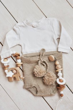 Çocuk kıyafetleri örüyor. Dikiş ve el yapımı. Örgü örme, yaratıcılık, hobi.