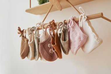 Örgü şapka, çocuk kıyafetleri ve örgü için aksesuarlar. Dikiş ve örgü. Hobiler ve yaratıcılık. Çocuklar için örgü. Hobiler ve yaratıcılık