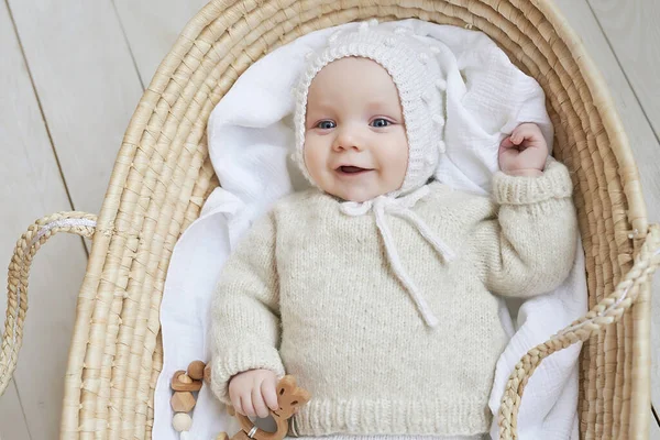 Baby Weidenwiege Mit Holzspielzeug Muttertag Kinderschutztag Fröhliches Kind Glückliche Kindheit — Stockfoto
