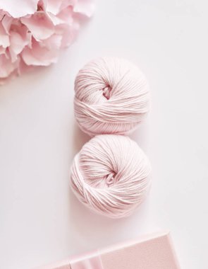 8 Mart Kadınlar Günü kartpostalı. Bahar festivali. İplik derileri, örgü şişleri, örgü için aksesuarlar. El yapımı, hobi.