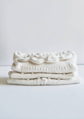 Bir yığın örgü kıyafet. Bebek kıyafetleri. İğne, hobi, örgü, el işi.