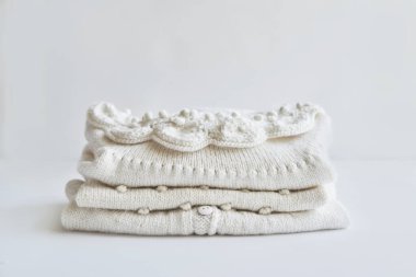 Bir yığın örgü kıyafet. Bebek kıyafetleri. İğne, hobi, örgü, el işi.