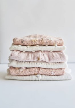 Bir yığın örgü kıyafet. Bebek kıyafetleri. İğne, hobi, örgü, el işi.