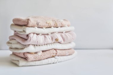 Bir yığın örgü kıyafet. Bebek kıyafetleri. İğne, hobi, örgü, el işi.