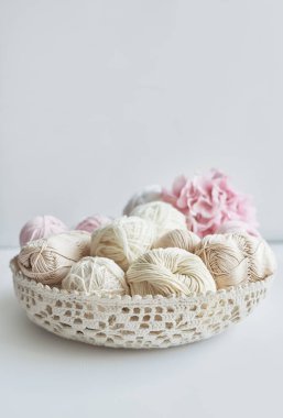 İplik derileri, örgü şişleri, örgü için aksesuarlar. El yapımı, hobi.