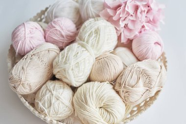 İplik derileri, örgü şişleri, örgü için aksesuarlar. El yapımı, hobi.