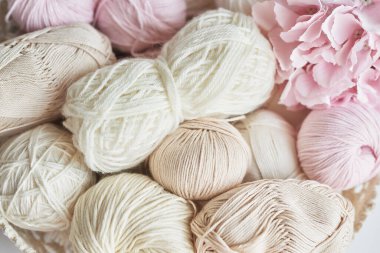 İplik derileri, örgü şişleri, örgü için aksesuarlar. El yapımı, hobi.