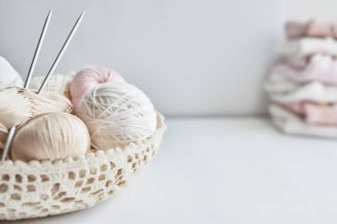 Yığınla örgü elbise, iplik yumakları, örgü şişleri, örmek için aksesuarlar. Bebek kıyafetleri. İğne, hobi, örgü, el işi.