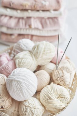 Yığınla örgü elbise, iplik yumakları, örgü şişleri, örmek için aksesuarlar. Bebek kıyafetleri. İğne, hobi, örgü, el işi.