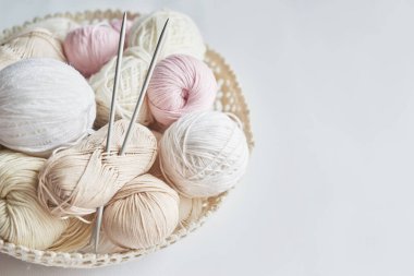 İplik derileri, örgü şişleri, örgü için aksesuarlar. El yapımı, hobi.