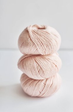 İplik derileri, örgü şişleri, örgü için aksesuarlar. El yapımı, hobi.