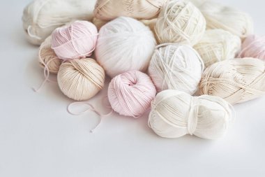 İplik derileri, örgü şişleri, örgü için aksesuarlar. El yapımı, hobi.