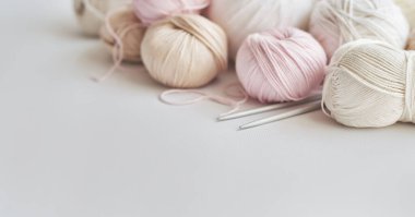 İplik derileri, örgü şişleri, örgü için aksesuarlar. El yapımı, hobi.