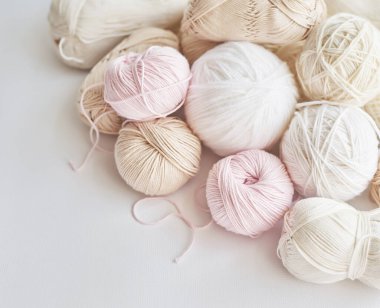 İplik derileri, örgü şişleri, örgü için aksesuarlar. El yapımı, hobi.