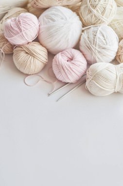 İplik derileri, örgü şişleri, örgü için aksesuarlar. El yapımı, hobi.