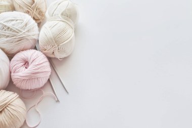 İplik derileri, örgü şişleri, örgü için aksesuarlar. El yapımı, hobi.