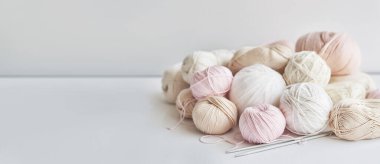 İplik derileri, örgü şişleri, örgü için aksesuarlar. El yapımı, hobi.