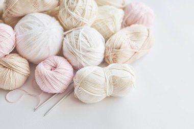 İplik derileri, örgü şişleri, örgü için aksesuarlar. El yapımı, hobi.