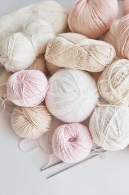 İplik derileri, örgü şişleri, örgü için aksesuarlar. El yapımı, hobi.