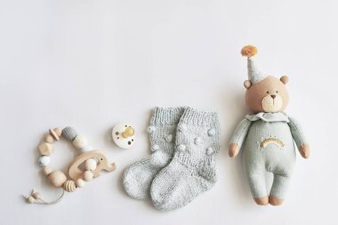 Bebek aksesuarları, ayakkabılar, çoraplar, tahta ip, emzik, oyuncak. Çocuk için hediye